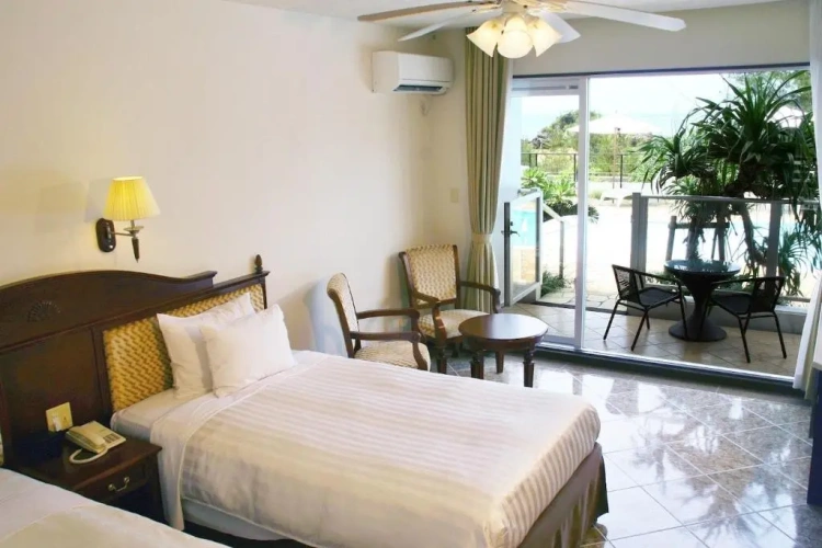 Twin room Poolside