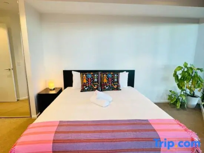 Melbourne Sky-High 2BR City Views & Free Parking