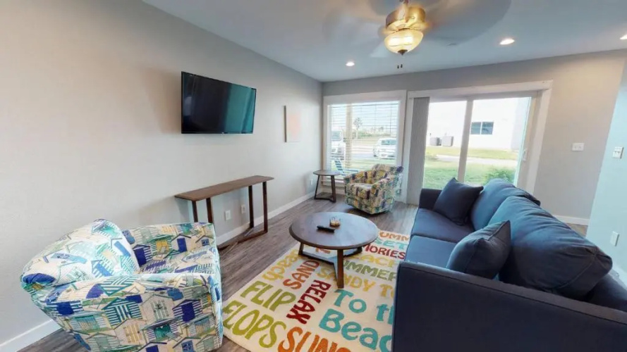 AH-J137 Newly Remodeled First Floor Condo, Shared Pool & Hot Tub