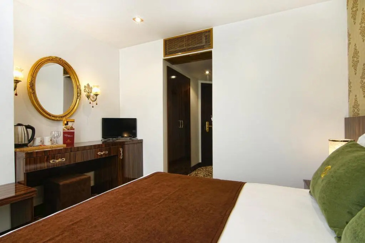 S White Hotel