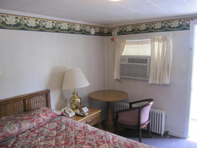 Pinecrest Motel