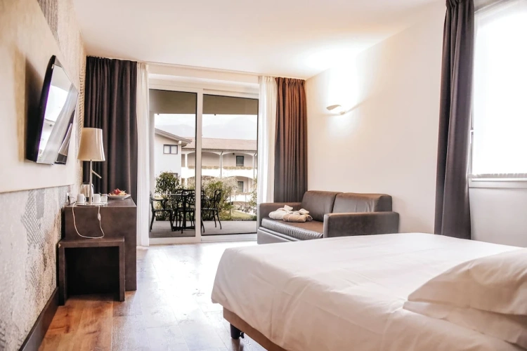 Luxury Quadruple room with balcony and with lake view