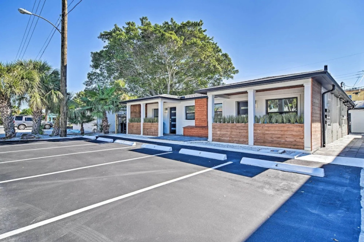 Madeira Beach Studio w/ Easy Access to Shore!