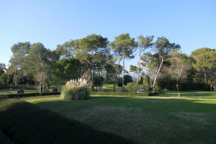 Studio meublé face au golf