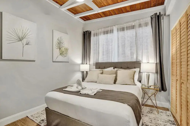 5BR with Heated Pool 5 min to Beach