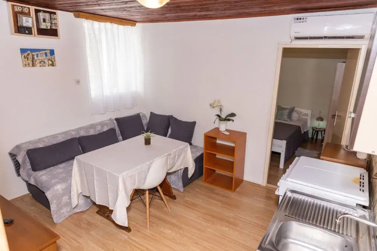 Old house with terrace - for guests on a budget