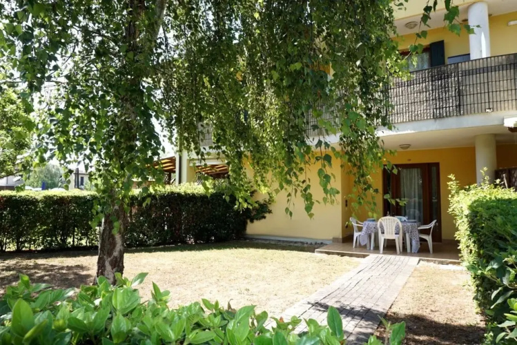 Holiday House With Pool and Garden