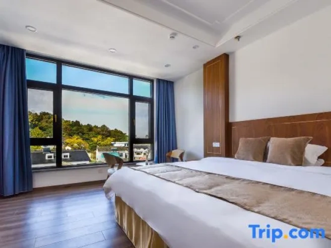 5 Bedrooms Villa