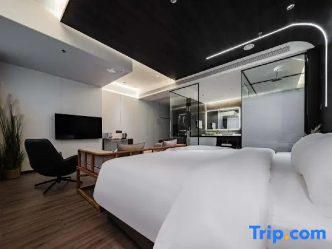 Suite with city view