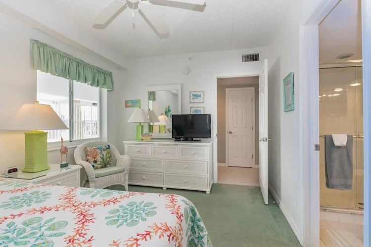OC104 - Ocean Condo by RedAwning
