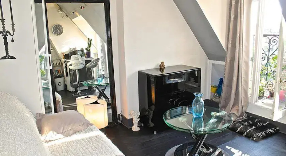 Charming Studio With Two Balconies