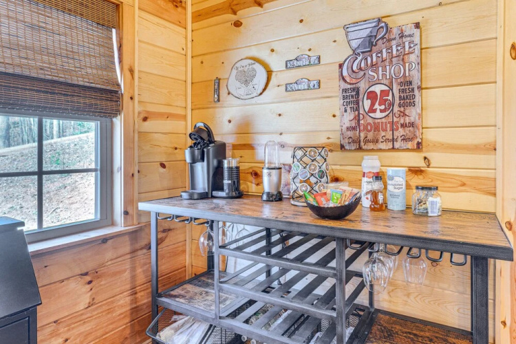 Hot Tub + Fire Pit: Dog-friendly Cabin in Murphy!