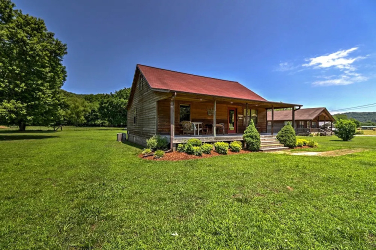 Dream Valley Mountain View Cabin w/ Covered Porch!