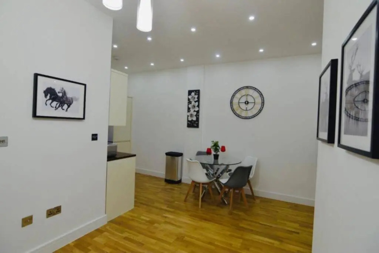 Cosy Central Self Contained Flat by CozyNest