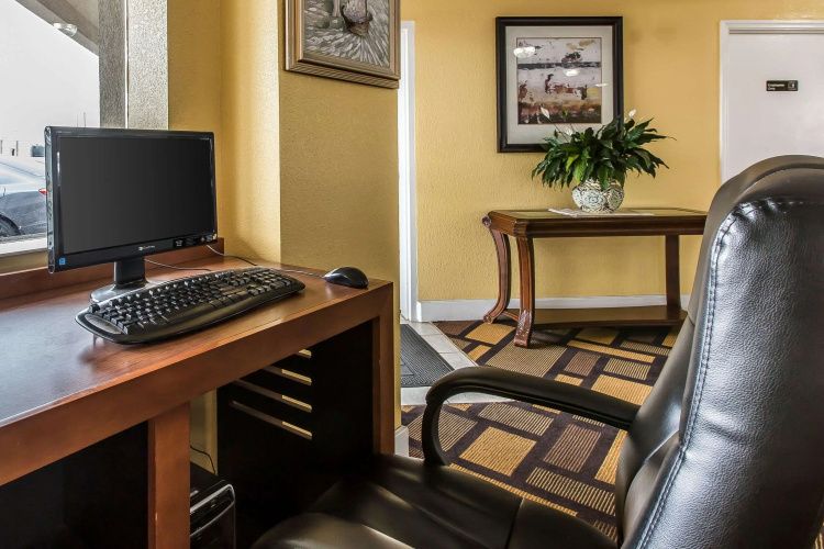 Econo Lodge Byron near Historic District - Warner Robins