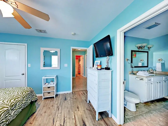 3BR 2BA 1.5 Blocks to Beach by RedAwning