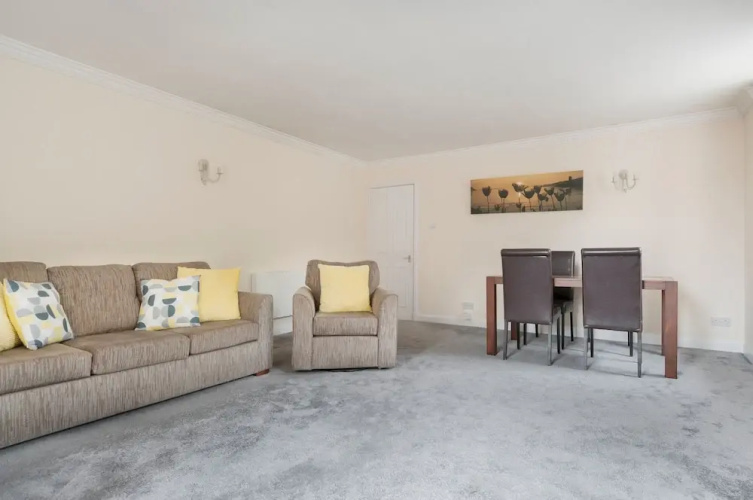 Stunning 2 bed near Haymarket with pool