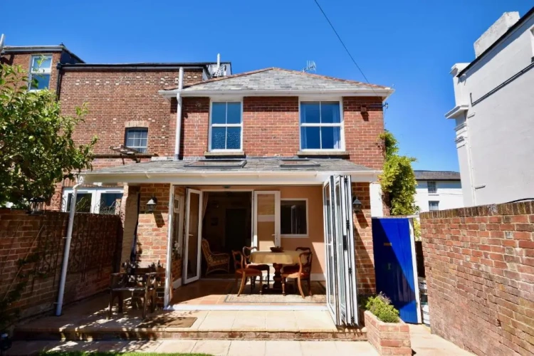 3 Bedrooms Cottage