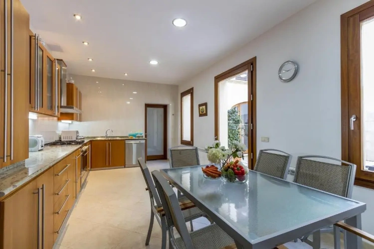 4 Bedrooms Cottage