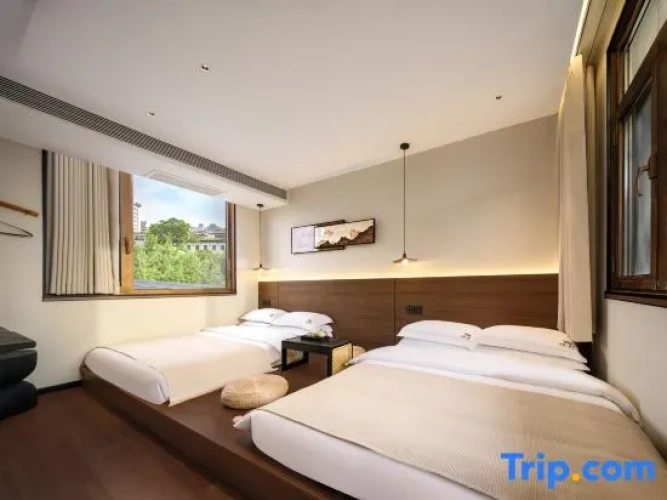 2 Bedrooms Triple Suite