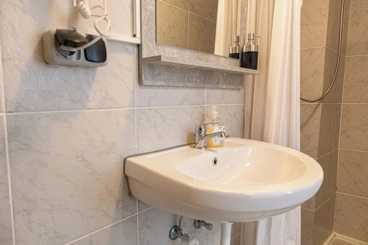 Elegant 3BR Apt Steps from Hauptbahnhof