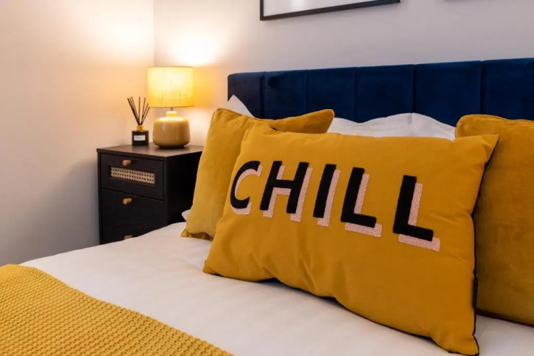 Stylish 2 bed town centre apartment with parking