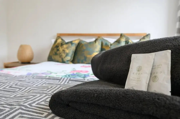 Leeds - Sleeps 4 - Free Parking - Pet Friendly