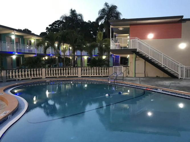 Tropical Inn & Suites