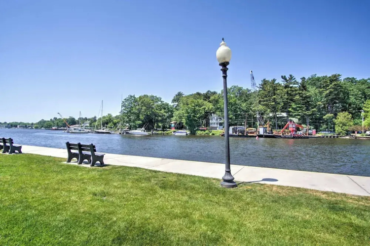 Charming Saugatuck Condo w/ Private Deck + Grill!
