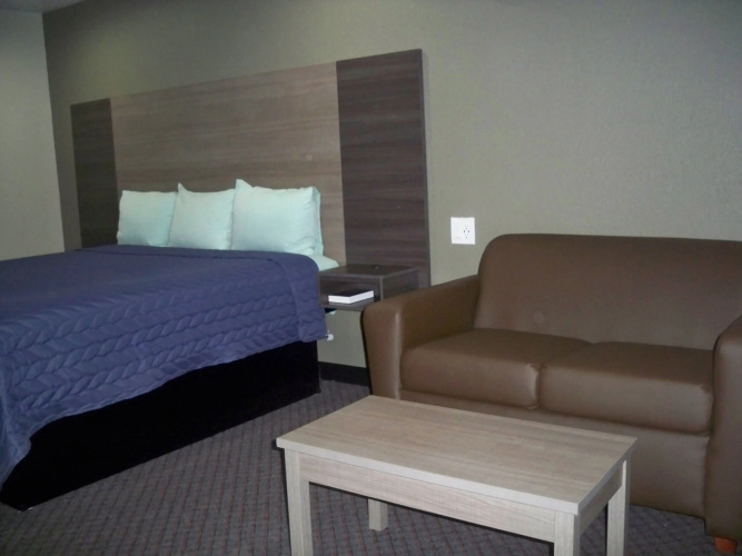 Econo Lodge Inn & Suites