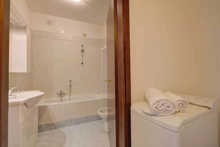 John's House-Lakeview & shared pool