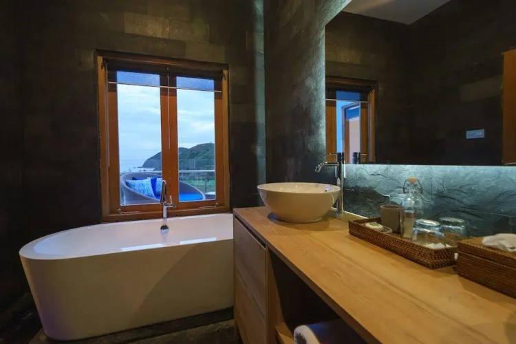 4 Bedrooms Villa