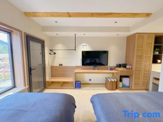 Standard Family room with mountain view