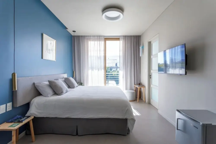 Suite with balcony and with city view