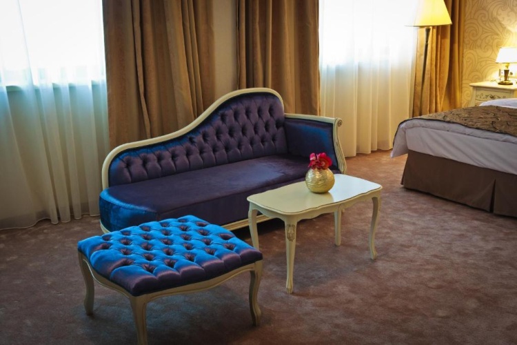 Hotel Roman by Dumbrava