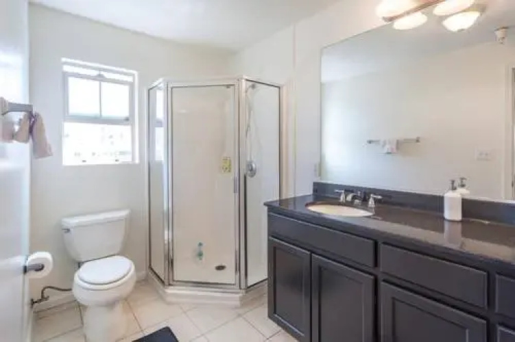 Luxury Apartment Near The Grove - Image 5