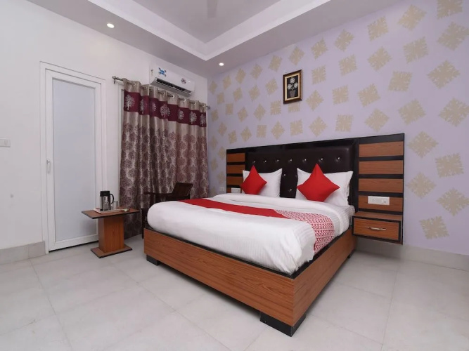 OYO 13310 Noida Suites