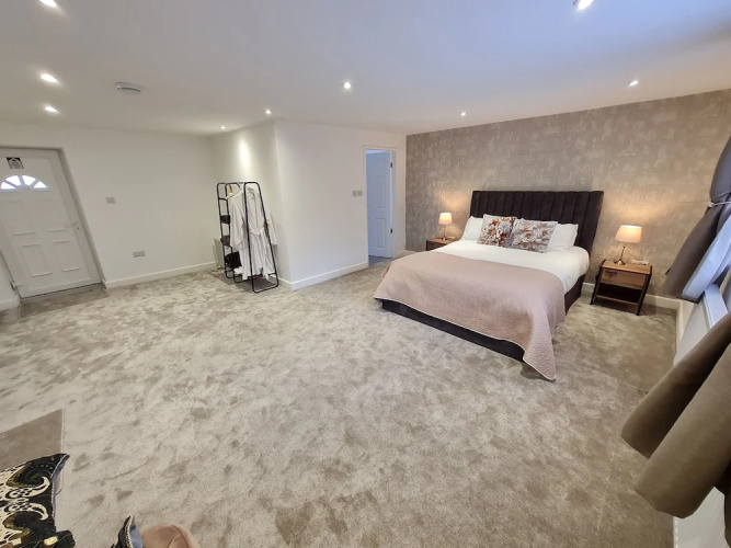 Central Guest Room - En-suite, Parking