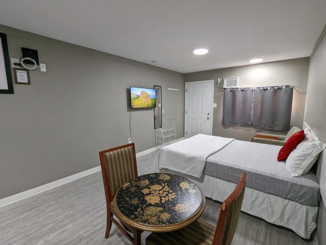 Riverside Motel & Suites