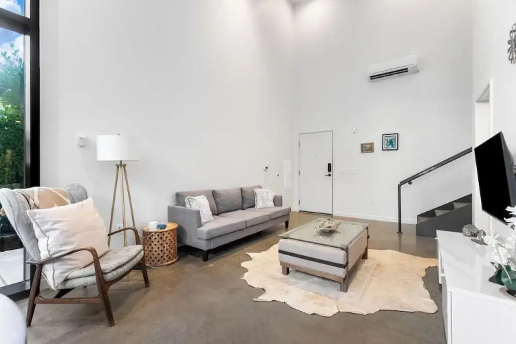 Airy and Open Corner Loft - 92 Walkscore