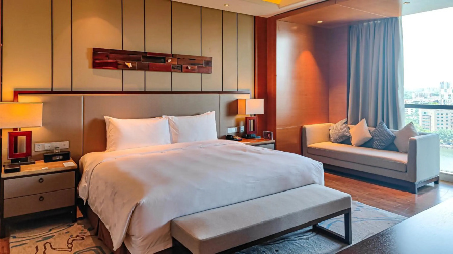 HUALUXE Hotels & Resorts Yangjiang City Center by IHG