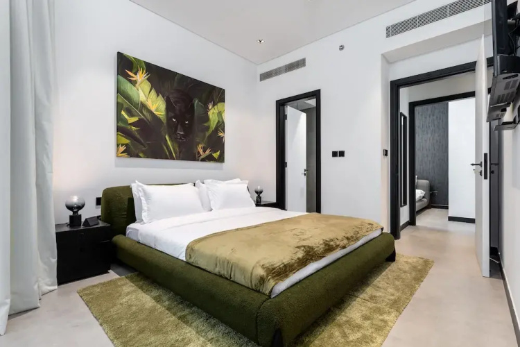 Waves - Serene Waterfront Elegance: 2BR Haven in Business Bay