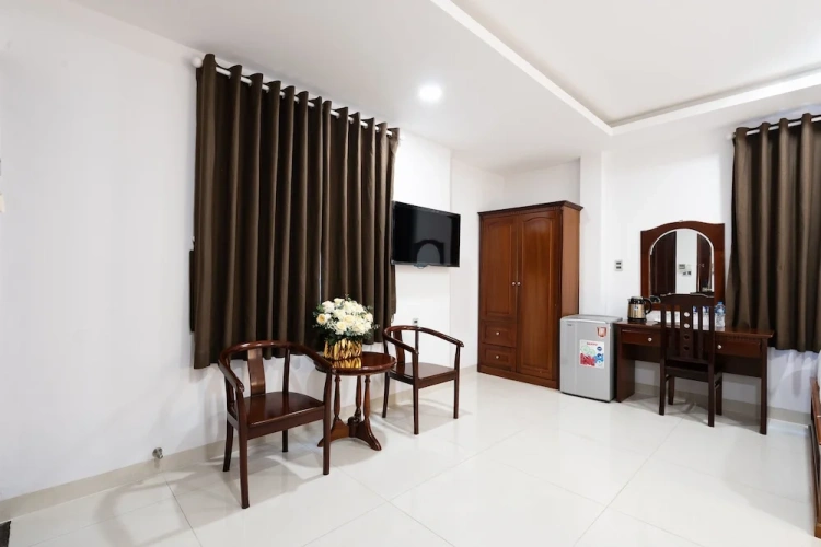 Standard Quadruple Family room with courtyard view