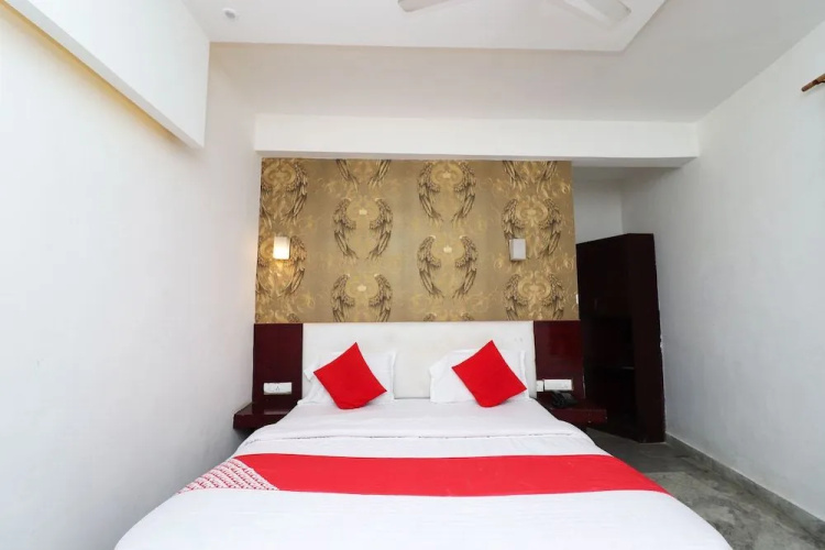 OYO 28240 Hotel D' Seasons