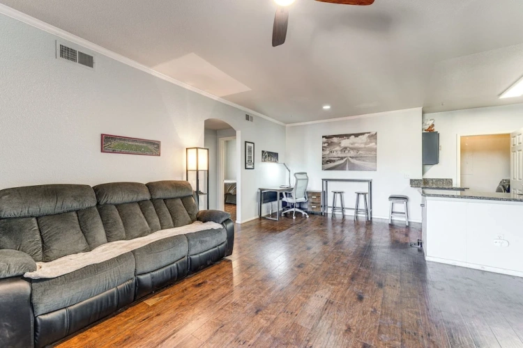 2 Bedrooms Apartment