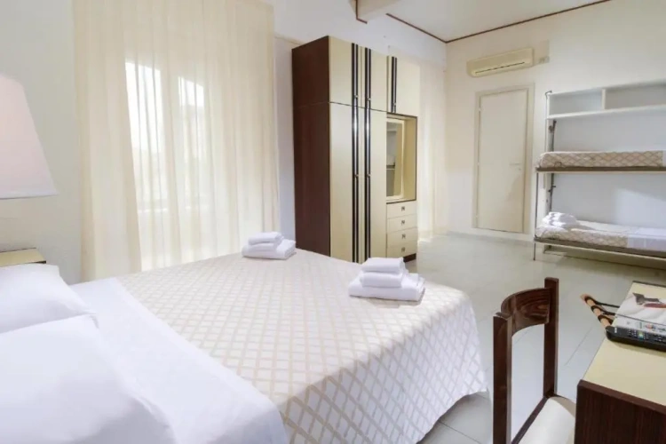 Standard Quadruple room with pool view