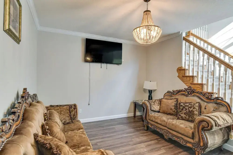 Des Moines Suburb Stay w/ Spacious Layout & Deck!