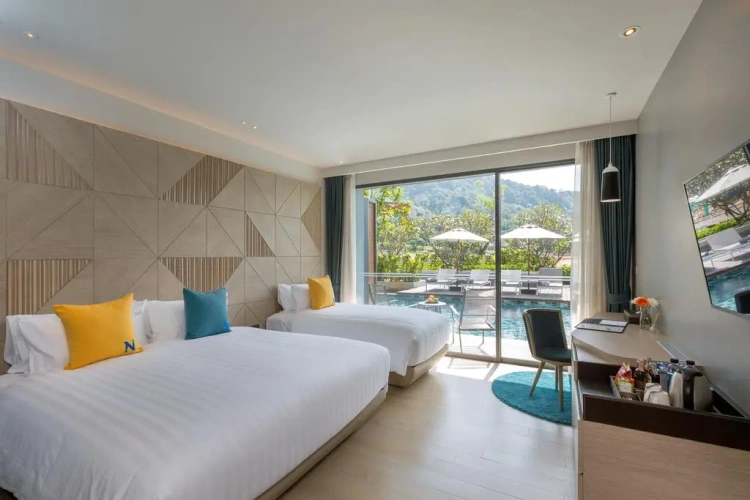 Deluxe Pool Access room