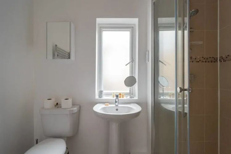 Fresh 2 Bedroom Flat by the River Thames