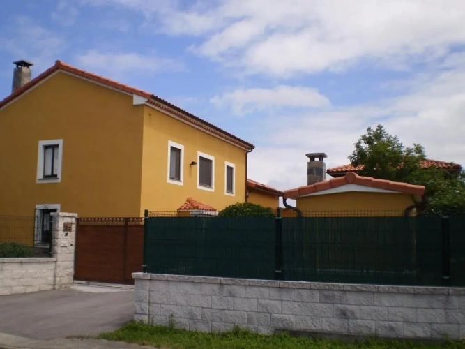 5 Bedrooms Cottage
